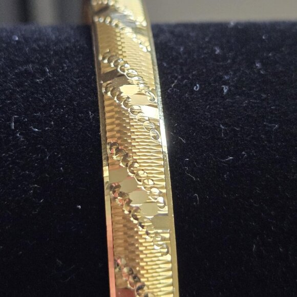 21k Gold Bangle - Picture 8 of 16